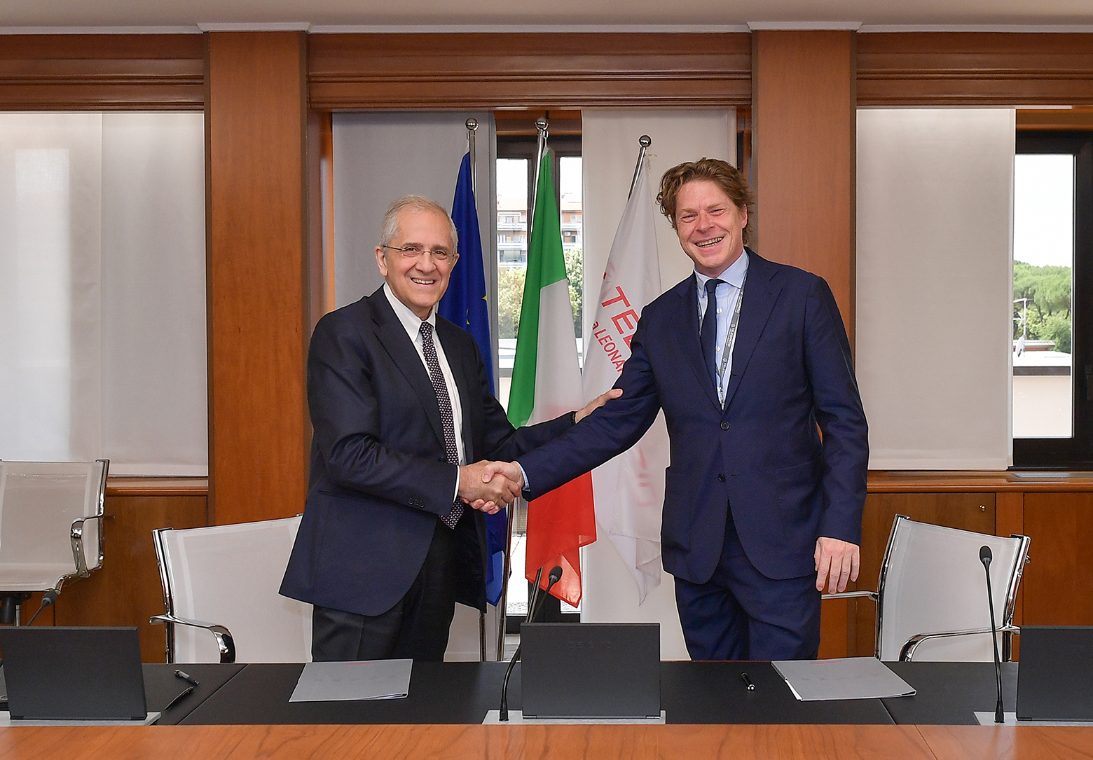In the picture  Luigi Pasquali, Telespazio CEO and Giuseppe Acierno, President of the Distretto Tecnologico Aerospaziale (DTA)