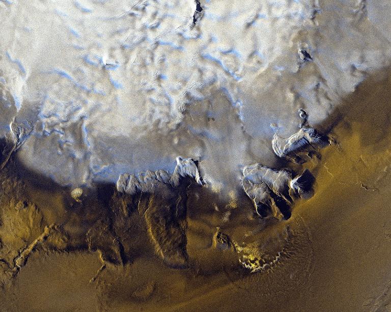 The Hofsjökull Glacier in Iceland. The COSMO-SkyMed radar sensor allows for the best observation both of the glacier surface, at the top, but also of the terrain morphology, at the bottom, despite the glacier being completely covered in snow. COSMO-SkyMed Second Generation © ASI. Processed and distributed by e-GEOS.
