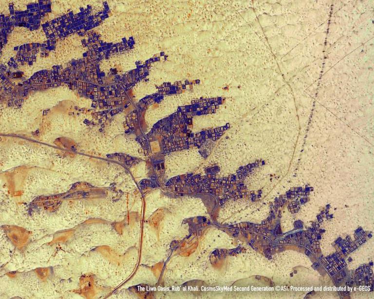 L’oasi di Liwa, negli Emirati Arabi Uniti. L’oasi si trova sul confine settentrionale del Rub al Khali, la grande area desertica nel cuore della penisola arabica, una delle zone più inospitali del pianeta. Le piccole aziende agricole di Liwa, grazie ad un’agricoltura sostenibile basata sull’irrigazione a goccia e alle serre, rappresentano di fatto una protezione contro l’avanzare delle dune di sabbia del Rub al Khali e un vero e proprio muro contro la desertificazione. COSMO-SkyMed Second Generation © ASI. Processed and distributed by e-GEOS.