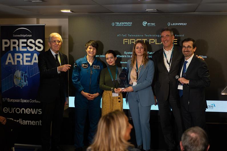 Gaia Roncalli and Benedetta Margrethe Cattani from Delft University of Technology, representing the first-place team together with Luigi Pasquali, CEO of Telespazio, Franco Ongaro, CTIO of Leonardo, Marco Brancati, CTIO of Telespazio and Italian ESA astronaut Samantha Cristoforetti