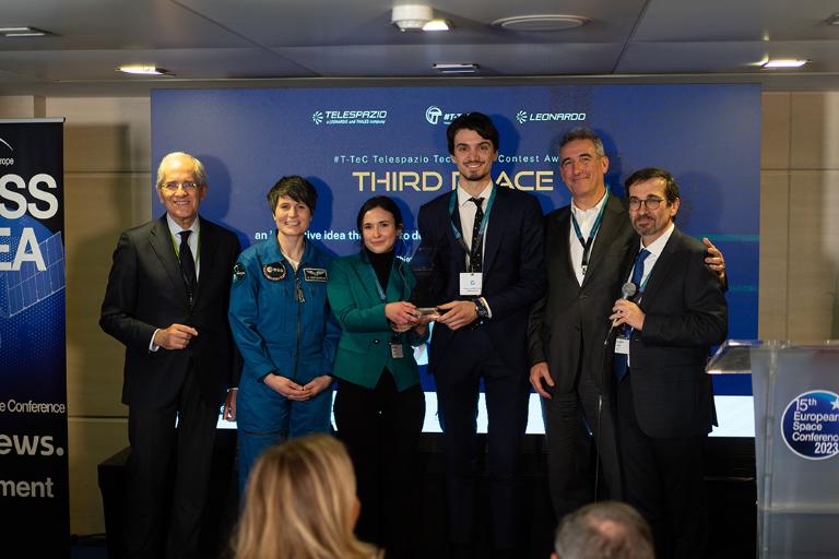 Ester Sommariva e Alberto Chiozzi del Politecnico di Milano, rappresentanti della squadra terza classificata, insieme a Luigi Pasquali, amministratore delegato di Telespazio, Franco Ongaro, CTIO di Leonardo, Marco Brancati, CTIO di Telespazio e l