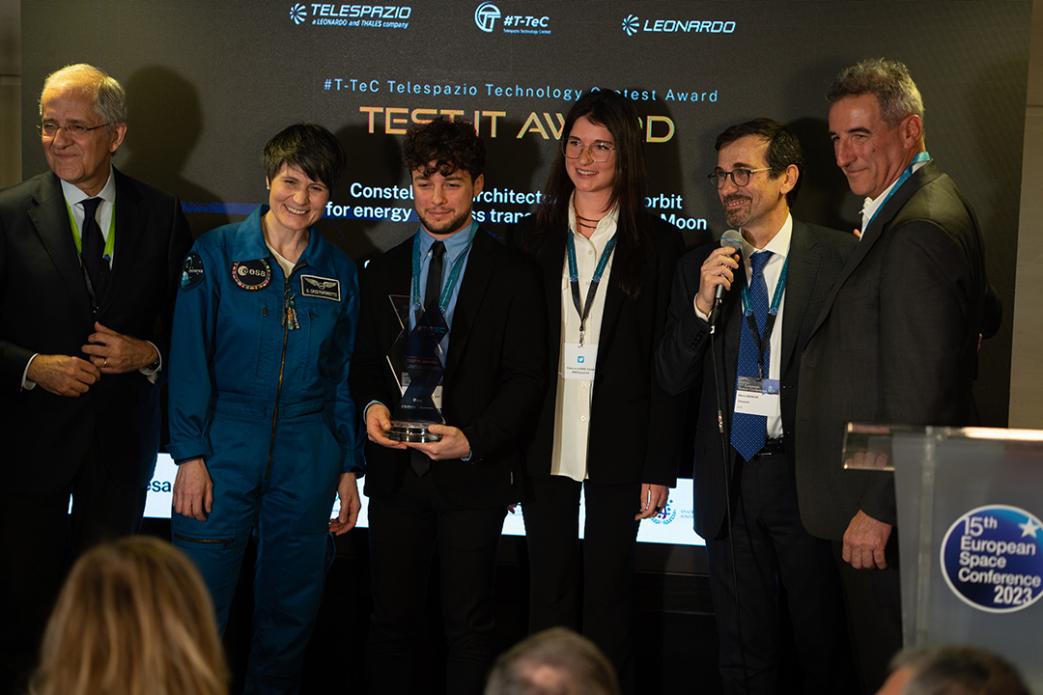 Andrea Villa and Anna Mauro from the Turin Polytechnic, representatives of the team that won the Test-It Award together with Luigi Pasquali, CEO of Telespazio, Franco Ongaro, CTIO of Leonardo, Marco Brancati, CTIO of Telespazio and Italian ESA astronaut Samantha Cristoforetti.