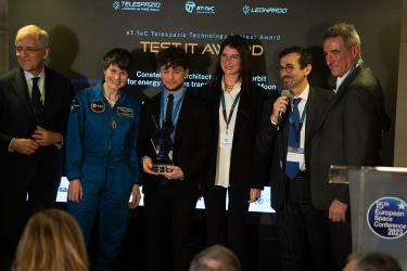 Andrea Villa e Anna Mauro del Politecnico di Torino, rappresentanti del team che ha vinto il Test-It Award insieme a Luigi Pasquali, amministratore delegato di Telespazio, Franco Ongaro, CTIO di Leonardo, Marco Brancati, CTIO di Telespazio e l