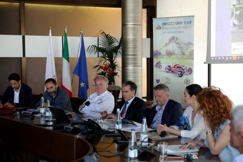 La conferenza stampa di presentazione della manifestazione con, da sinistra, il Sindaco di Pescina, Mirko Zauri, il consigliere provinciale e sindaco di Gioia dei Marsi Gianluca Alfonsi, Felice Graziani, organizzatore della Manifestazione, Gianni Riccobono, Direttore del Centro Spaziale del Fucino, Sara Ricci, attrice e madrina della manifestazione. 