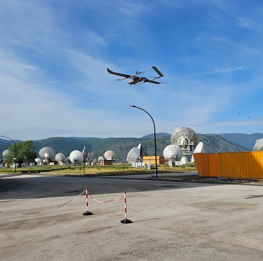 I voli test del drone tra le antenne del Centro spaziale del Fucino. 