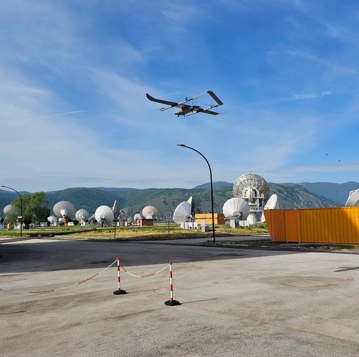 I voli test del drone tra le antenne del Centro spaziale del Fucino. 