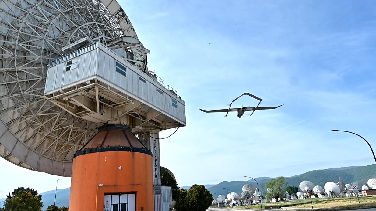 I voli test del drone tra le antenne del Centro spaziale del Fucino. 