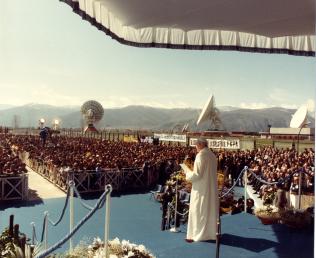 24 marzo 1985 - Papa Giovanni Paolo II, in visita al Fucino invia un messaggio di pace a tutti i lavoratori del mondo 24 marzo 1985 - Papa Giovanni Paolo II, in visita al Fucino invia un messaggio di pace a tutti i lavoratori del mondo